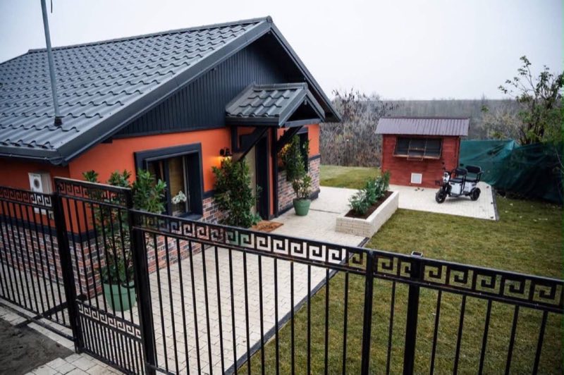 Casă unifamilială cu învelitoare antracit